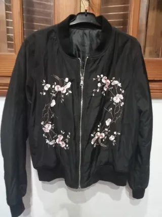 Chaqueta Bomber Negra Bordada Floral Talla XL