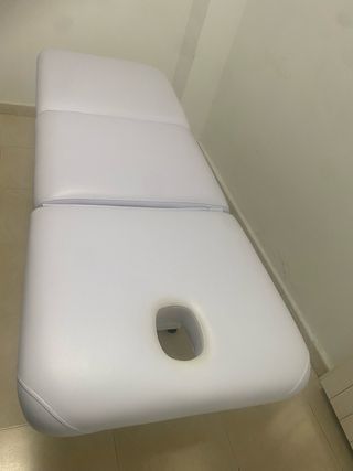 Camilla hidráulica blanca 3 cuerpos y portarrollos