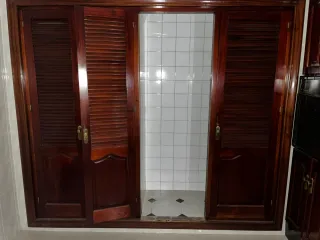 Cocina de madera con encimera de piedra