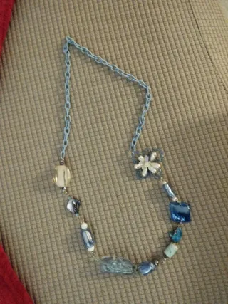 Collana con perle e plastica blu