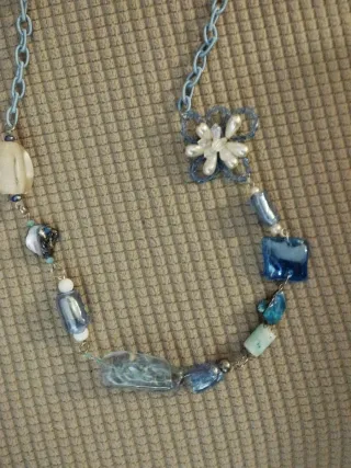 Collana con perle e plastica blu