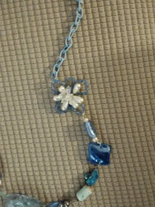 Collana con perle e plastica blu