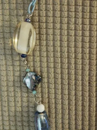 Collana con perle e plastica blu