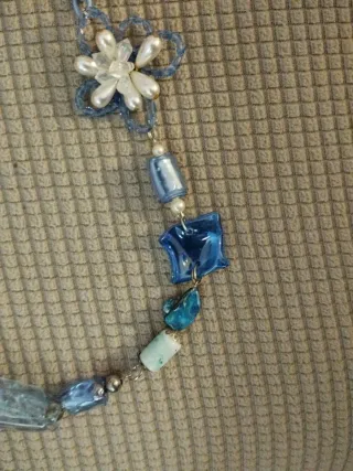 Collana con perle e plastica blu