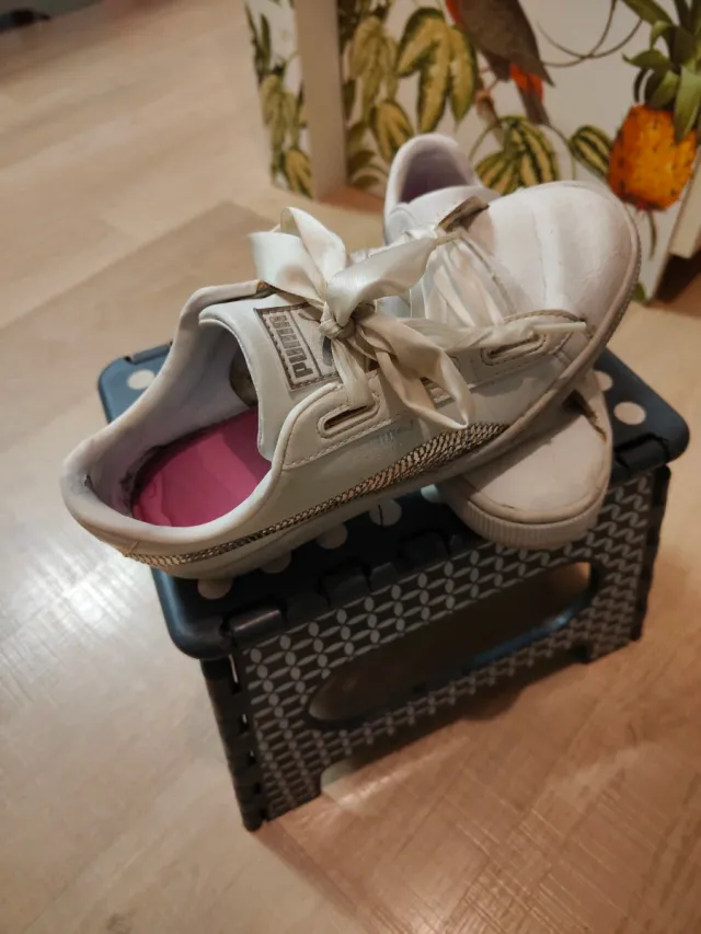 Zapatillas Puma Blancas con Detalles Plateados