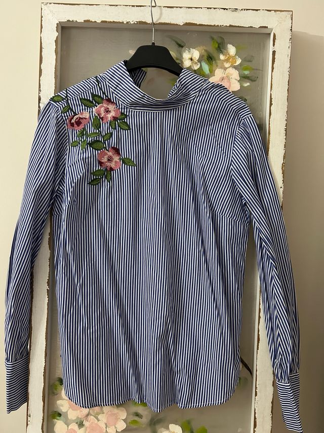 Camisa de rayas con bordado floral