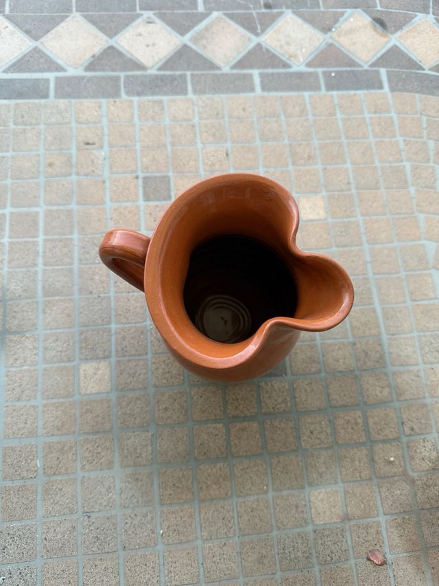 Jarra de terracota marrón