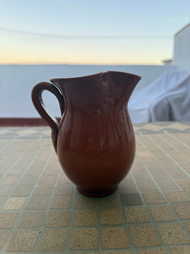 Jarra de terracota marrón