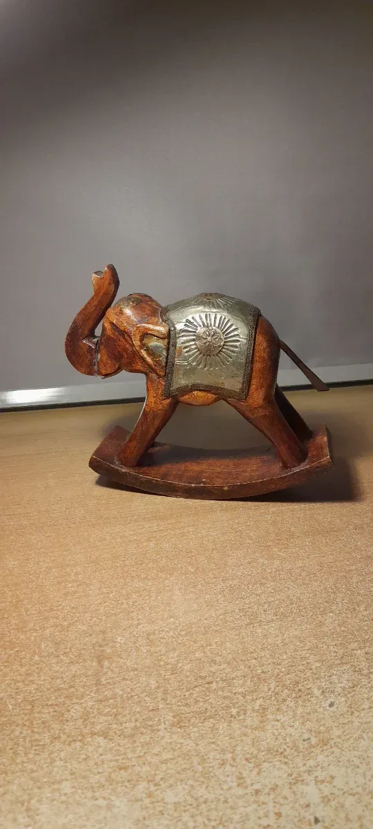 Elefante balancín madera y latón antiguo