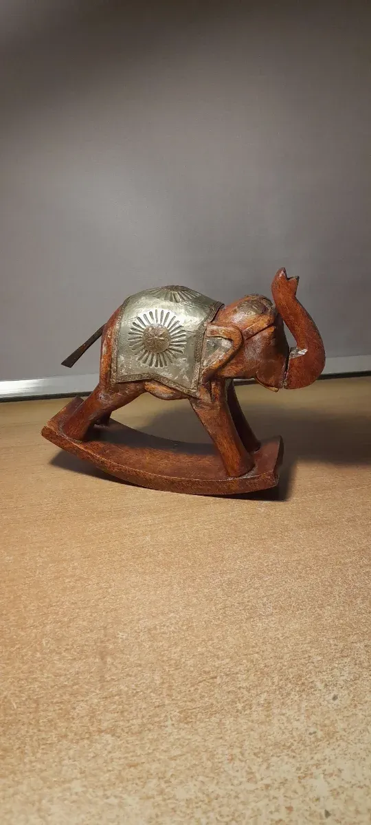 Elefante balancín madera y latón antiguo
