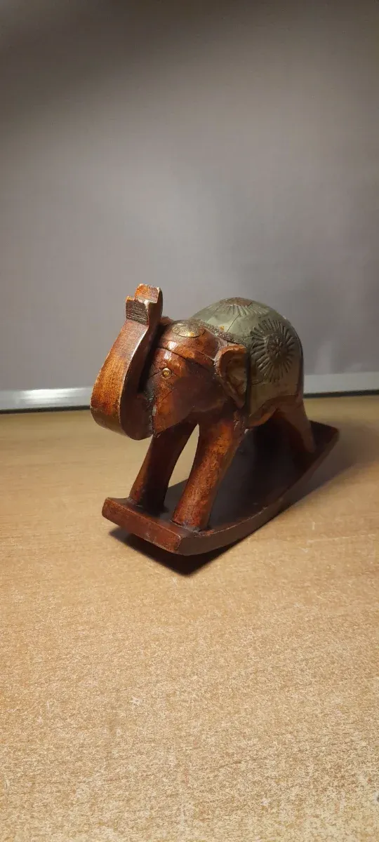 Elefante balancín madera y latón antiguo