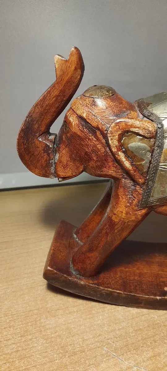 Elefante balancín madera y latón antiguo
