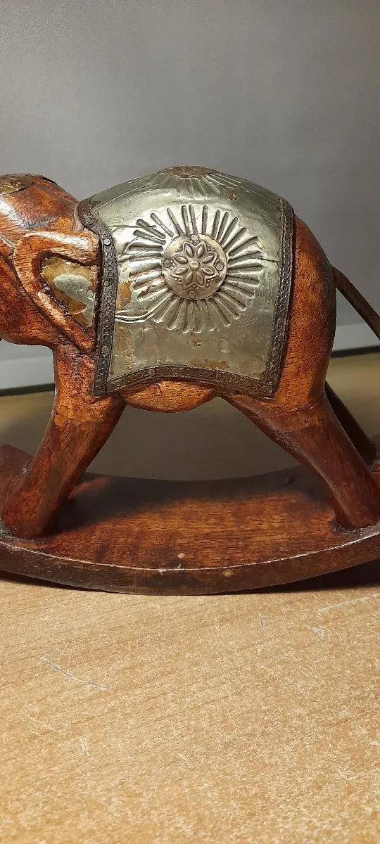 Elefante balancín madera y latón antiguo