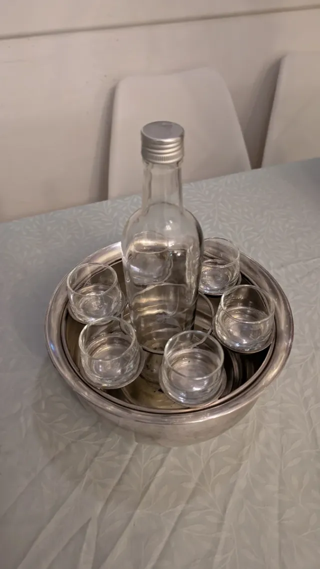 Hielera antigua con chupitos