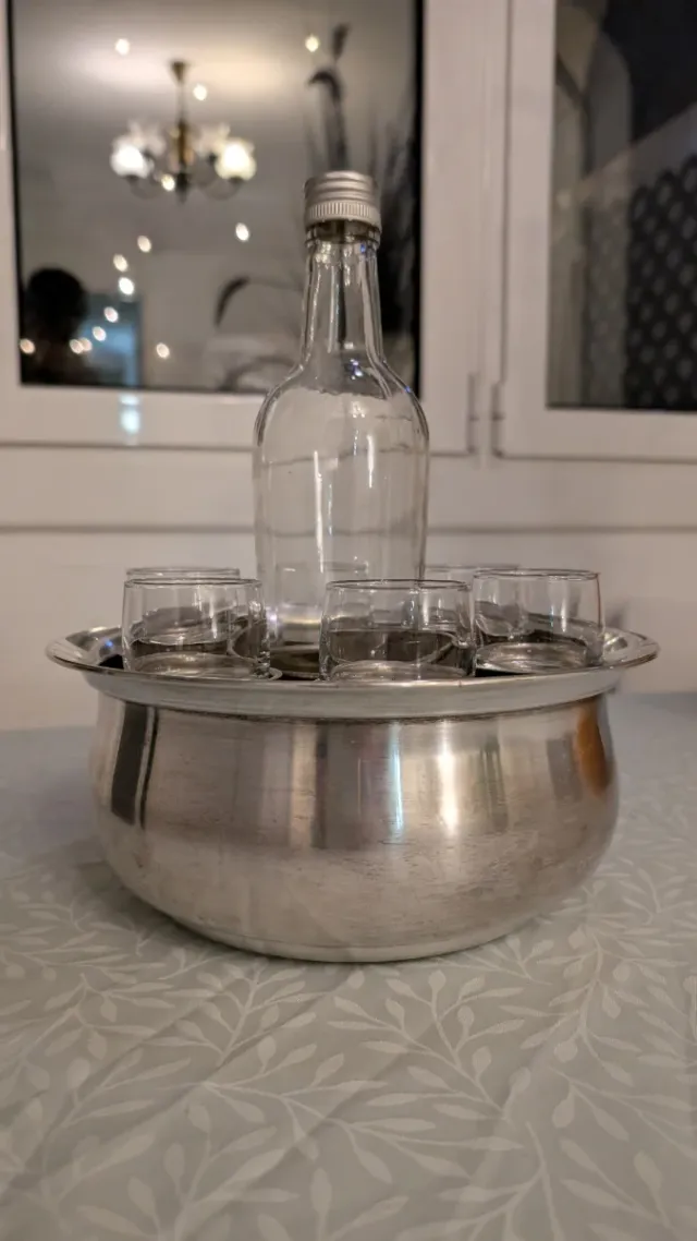 Hielera antigua con chupitos