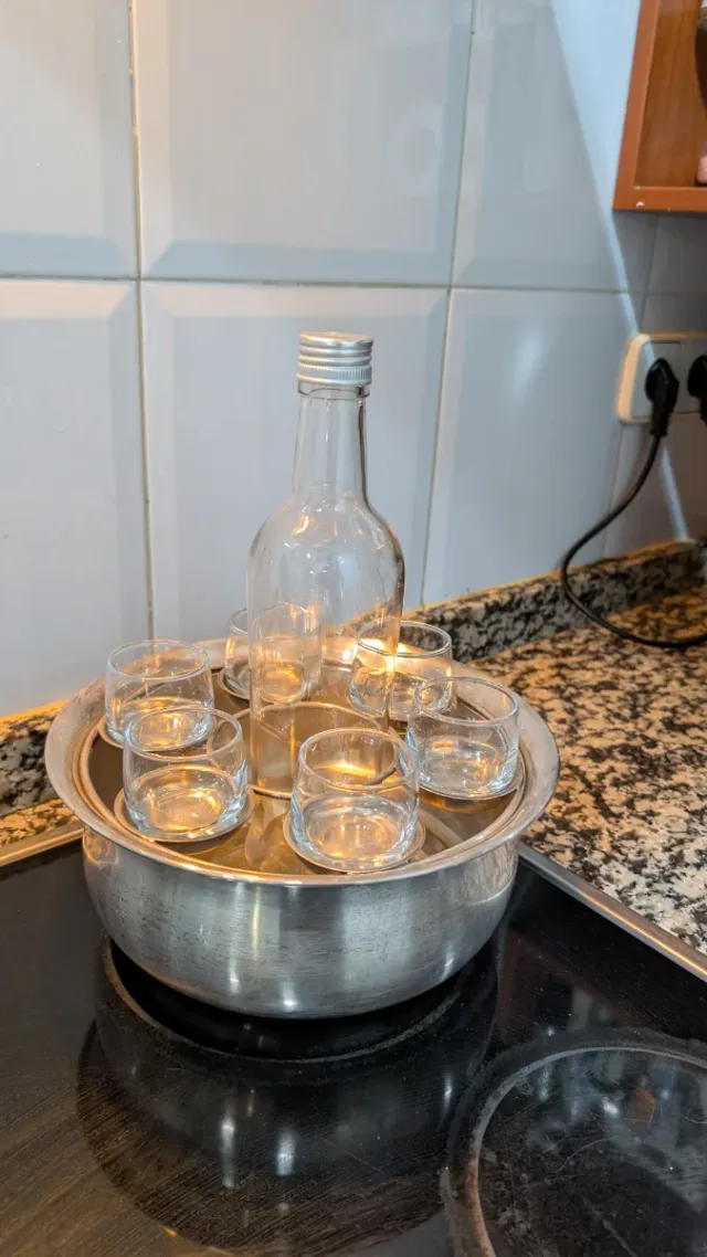 Hielera antigua con chupitos