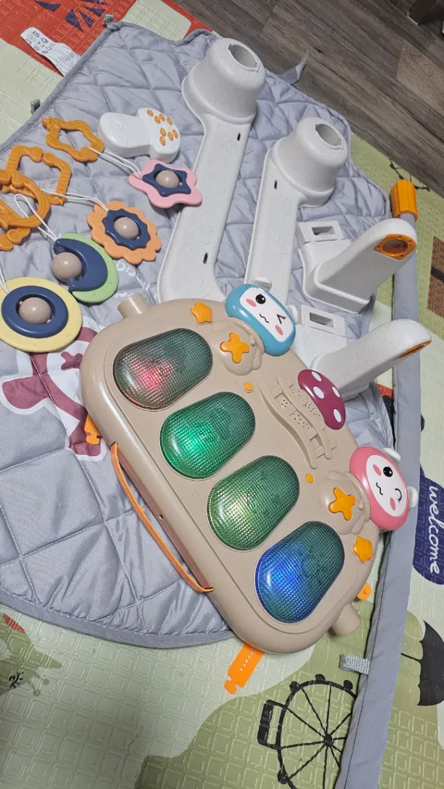 Gimnasio bebé piano y luces