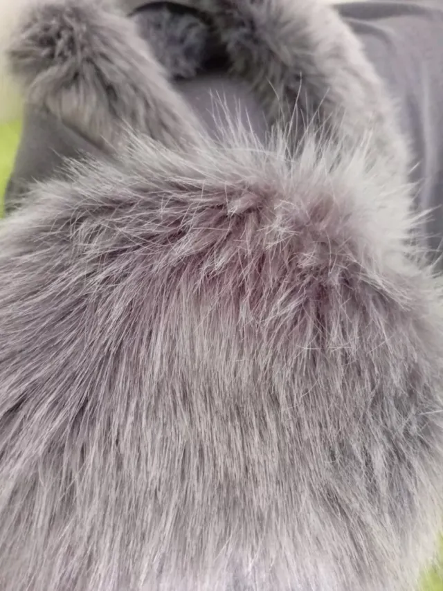 Poncho/Mantella grigio con pelliccia ecologica