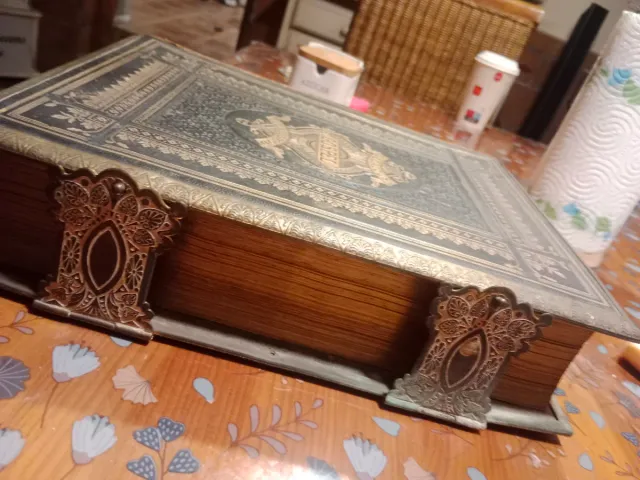 Bibbia del XIX secolo con incisioni dorate