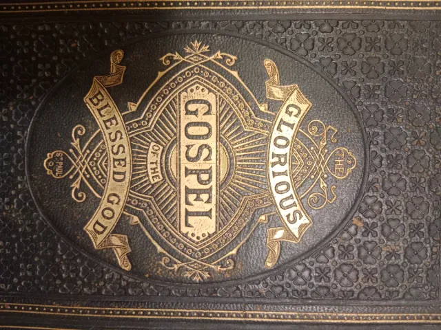 Bibbia del XIX secolo con incisioni dorate