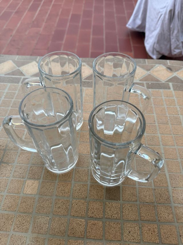Tazas, jarras de cristal, copas y jarra de terraco