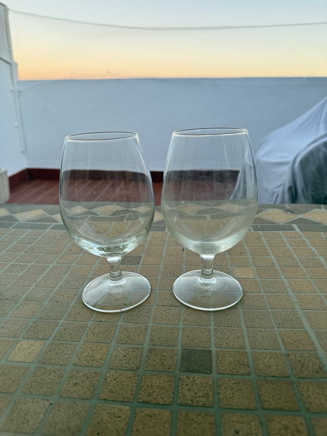 Tazas, jarras de cristal, copas y jarra de terraco