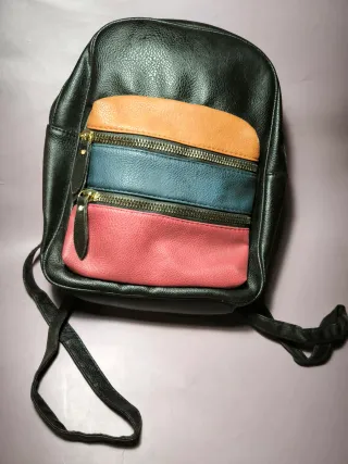 Mochila Negra con Bolsillos Multicolor