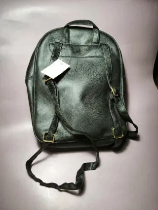 Mochila Negra con Bolsillos Multicolor