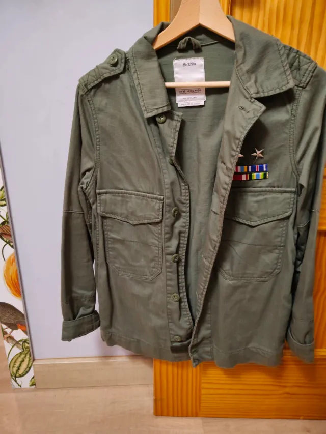 Chaqueta Bershka verde militar XS