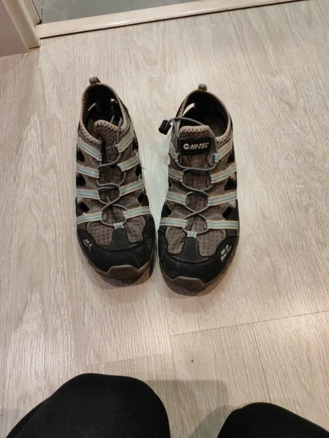 Regalo por compra Zapatillas Hi-Tec senderismo