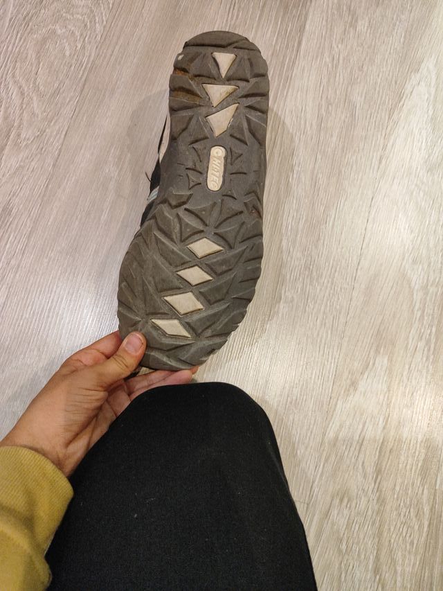 Regalo por compra Zapatillas Hi-Tec senderismo