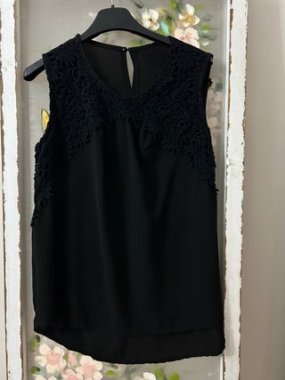 Blusa negra con encaje sin mangas