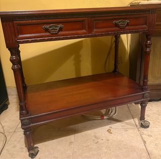 Mesa auxiliar de madera con ruedas