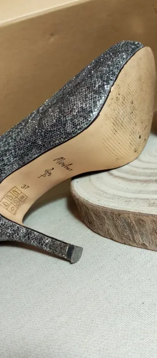 Zapatos de tacón plateados y negros