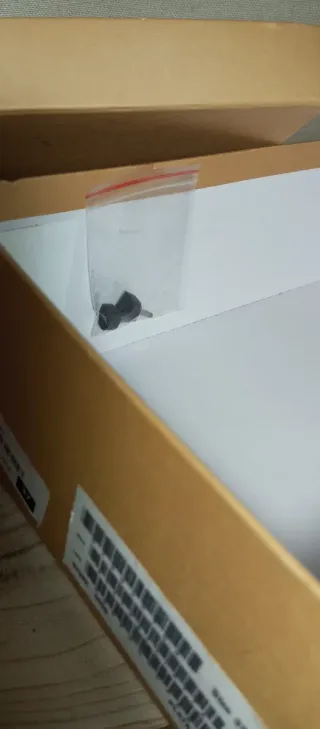 Zapatos de tacón plateados y negros