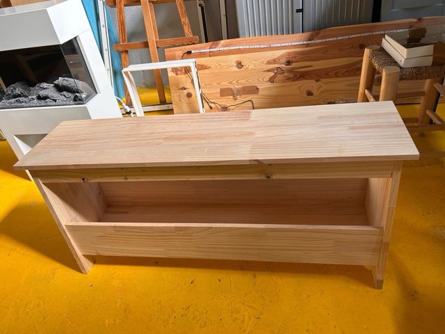 Banco de madera para interior estilo nordico .