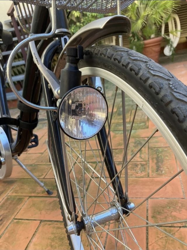 Bicicleta de marchas con cesta