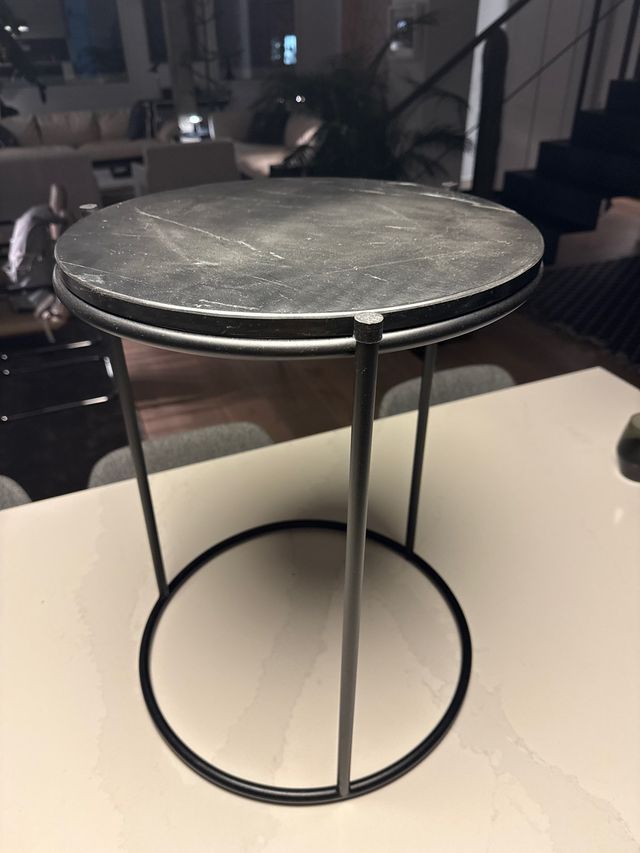 Mesilla redonda mármol y metal