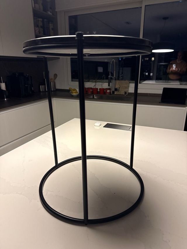 Mesilla redonda mármol y metal