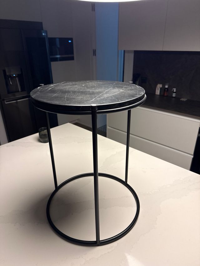 Mesilla redonda mármol y metal