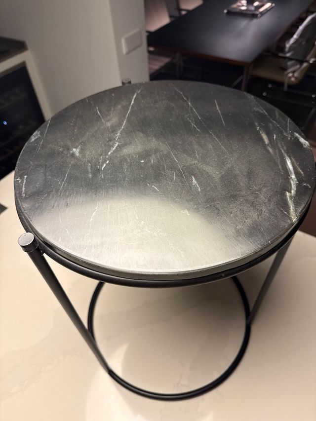 Mesilla redonda mármol y metal