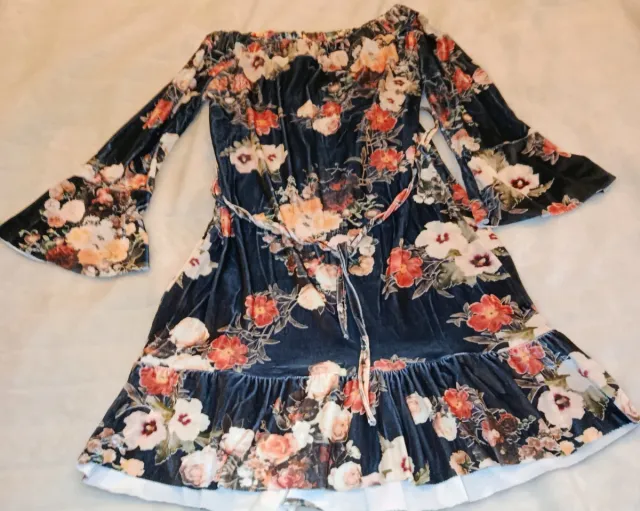 Vestido floral manga acampanada.