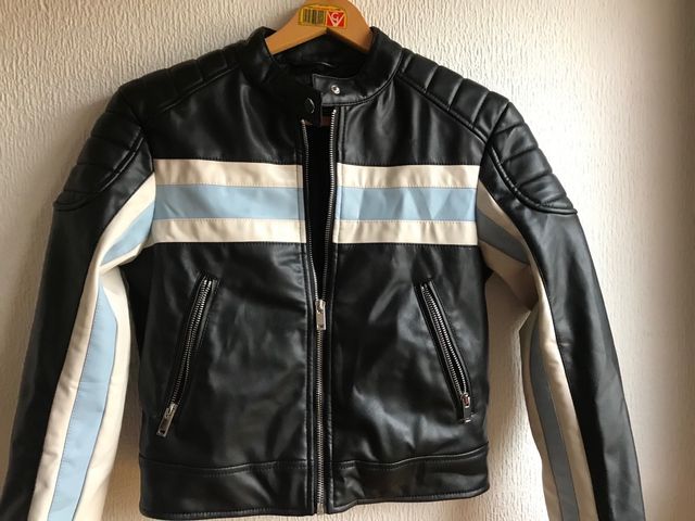 Chaqueta Stradivarius Negra con Rayas