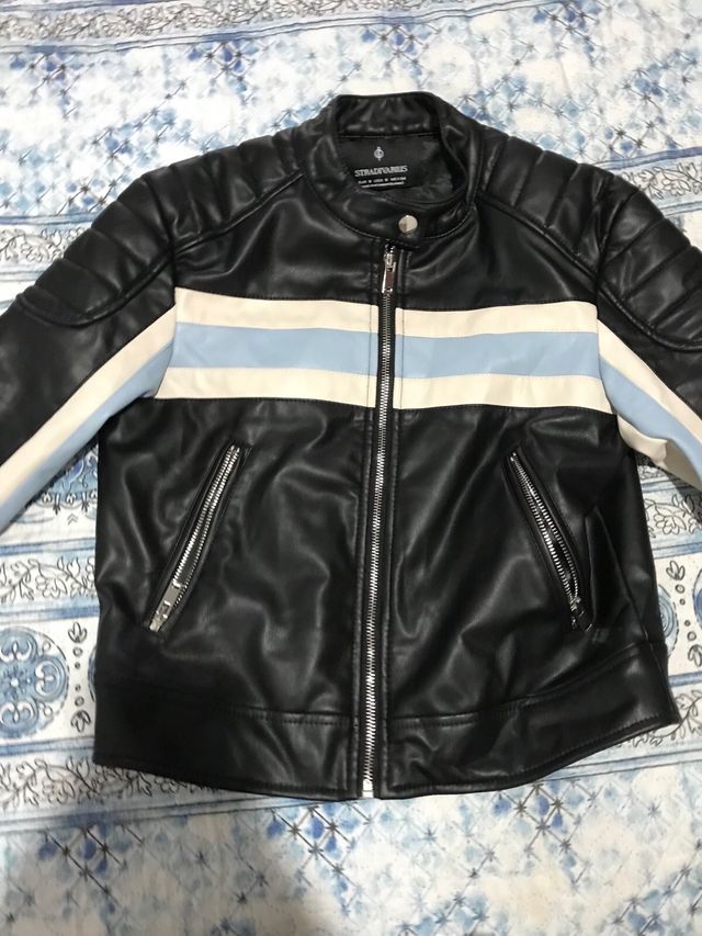 Chaqueta Stradivarius Negra con Rayas