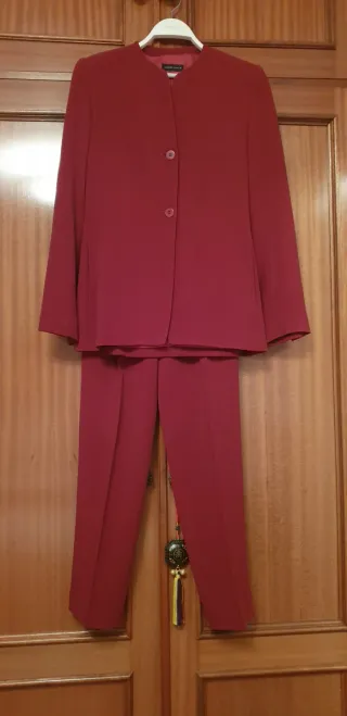 Traje pantalón mujer granate de Adolfo Domínguez.