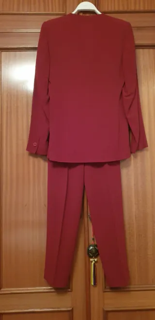 Traje pantalón mujer granate de Adolfo Domínguez.