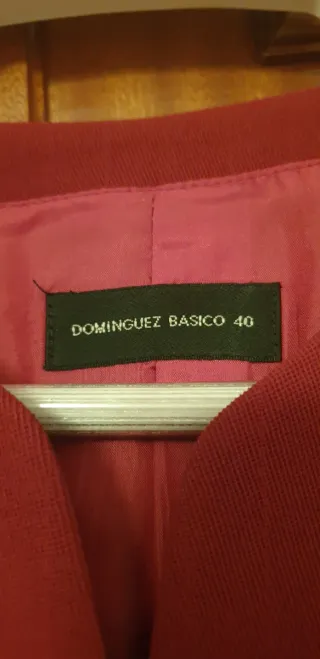 Traje pantalón mujer granate de Adolfo Domínguez.