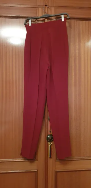 Traje pantalón mujer granate de Adolfo Domínguez.