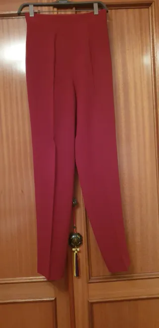 Traje pantalón mujer granate de Adolfo Domínguez.