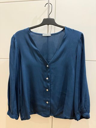 Blusa azul con botones
